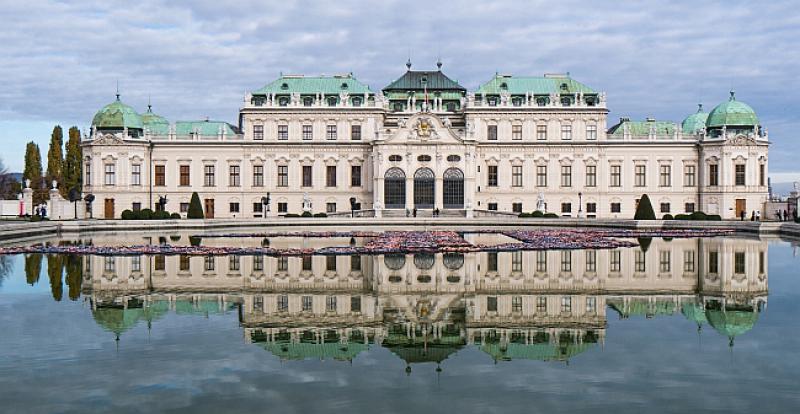TAKO TO RADE BEČANI Gradi se, obnavlja se, duguje se, ali se i štedi
