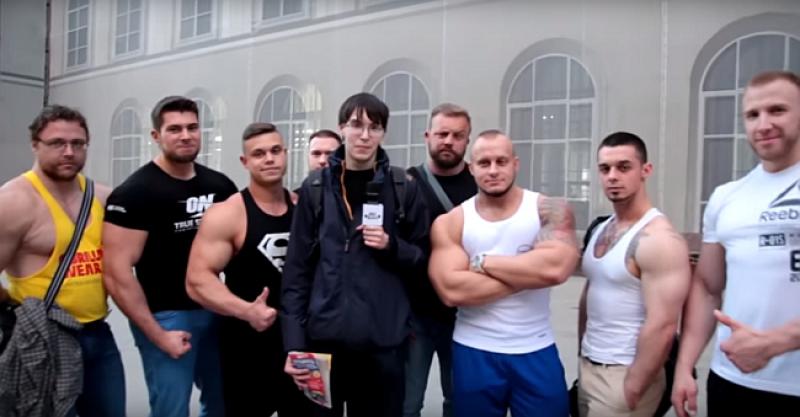 VIDEO Mršavko molio bahate ruske vozače da preparkiraju, onima koji su odbili poslao je osmoricu malo jačih