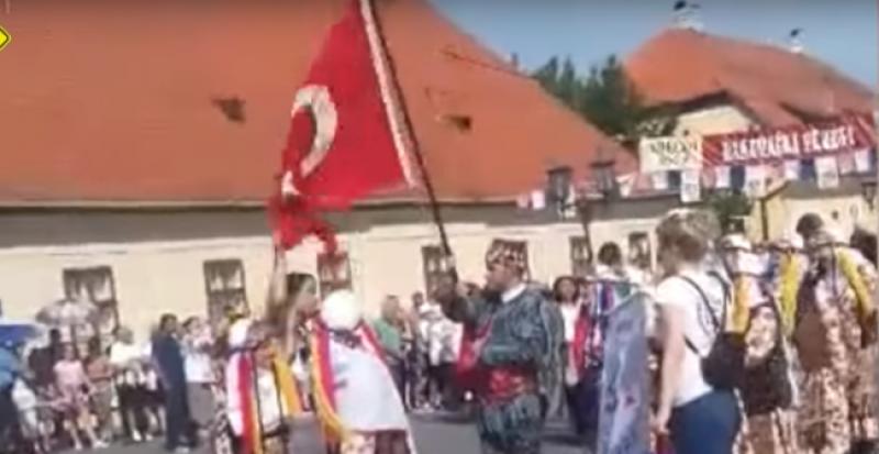 (VIDEO) PRIMITIVIZAM NA ĐAKOVAČKIM VEZOVIMA Oteo zastavu turskoj folklornoj skupini