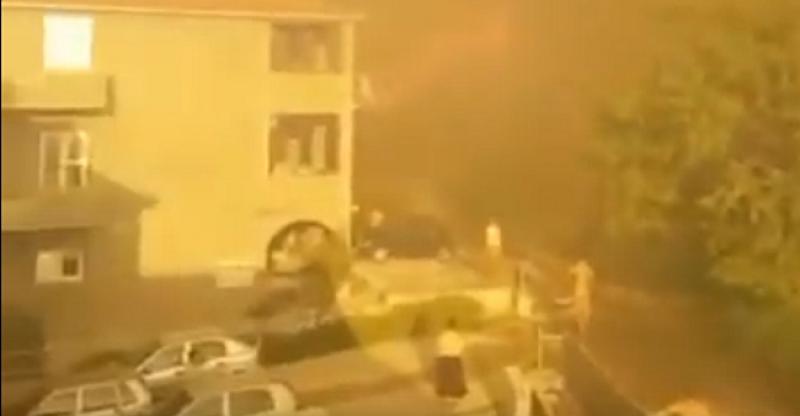 (VIDEO) GLEDALI VATRENU STIHIJU KAKO IM PRIJETI DOMU 'Pokažite svima kako su mali ljudi obranili svoje kuće bez likova iz Grada i Vlade'