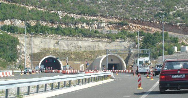 ČEKAJU VAS DUŽA ČEKANJA Na većini cesta prema moru pojačan promet