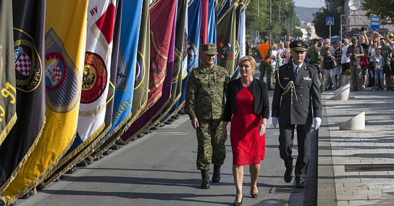 UZNEMIRUJUĆA CRVENA HALJINA Proslava 'Oluje' u Slunju bila je mnogo prikladnija od one u Kninu