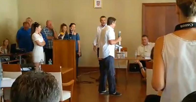 (VIDEO) CIRKUS NA RUBU INCIDENTA U ŠIBENIKU Petrina se nije dao s govornice, pjevao je, vrijeđao, a župan mu priprijetio 'pleskom'