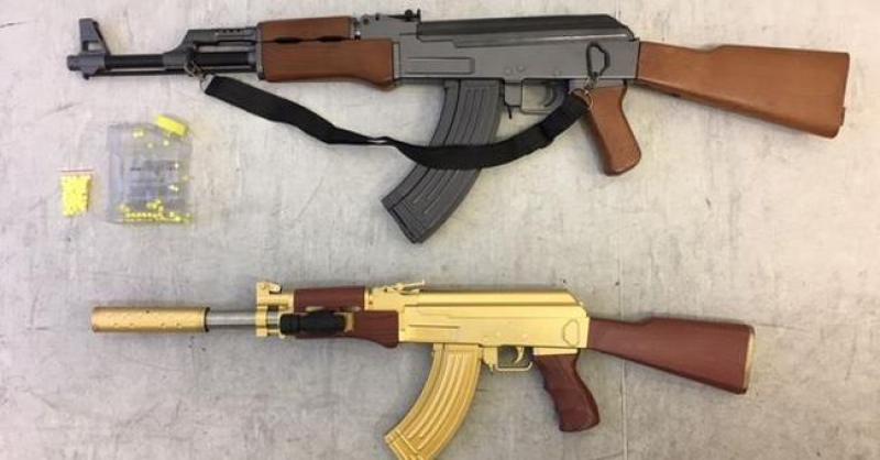 NA PLAŽI U HRVATSKOJ KUPIO REPLIKE KALAŠNJIKOVA?! Njemačka policija ga na ulasku u zemlju kazneno prijavila