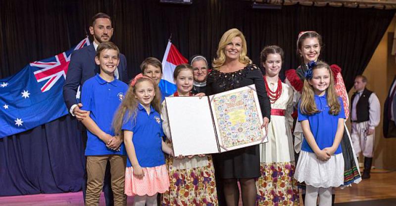 (FOTOGALERIJA) MALI AUSTRALSKI HRVATI POZDRAVILI HRVATSKU PREDSJEDNICU Uručila Hrvatskoj katoličkoj školi 'fra Rok Romac' Povelju RH