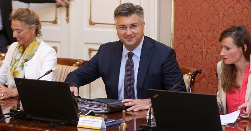 VLADA NAGRAĐUJE VATROGASCE I PILOTE Za angažman na gašenju požara