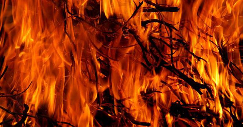 MALOLJETNIK IZ PAKLA Kraj Knina je travu palio upaljačem i povećalom, 'nadmudrivao' je vatrogasce i napravio milijunsku štetu