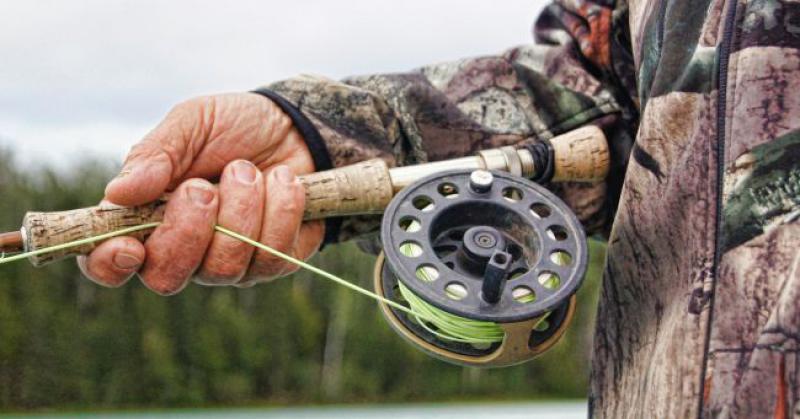 Sjede Mujo i Haso u ribolovu...