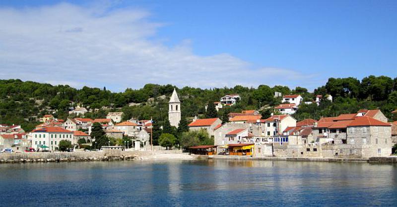 NA PRVIĆU U ŠKOLSKE KLUPE SJEO JEDAN PRVAŠIĆ, NA ZLARINU U DRUGOM RAZREDU JEDNA UČENICA 'Cijeli otok je naša škola'