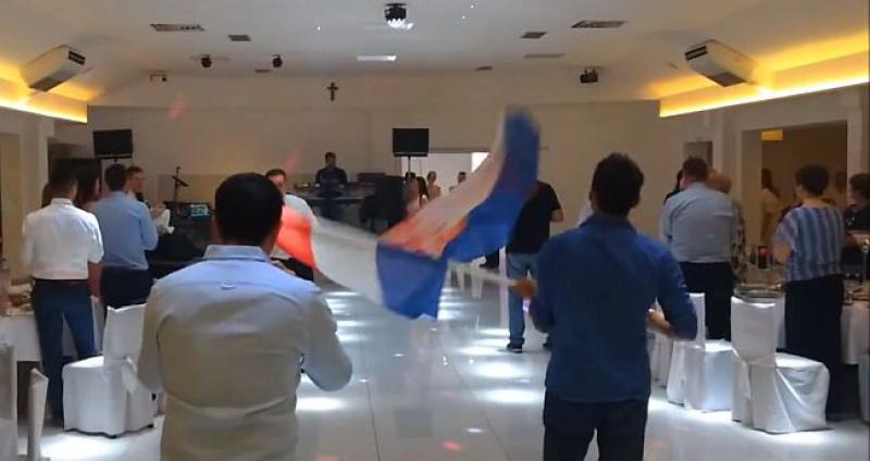 (VIDEO) LUDA SVADBA U LIVNU Mladenci u salu došli na motoru