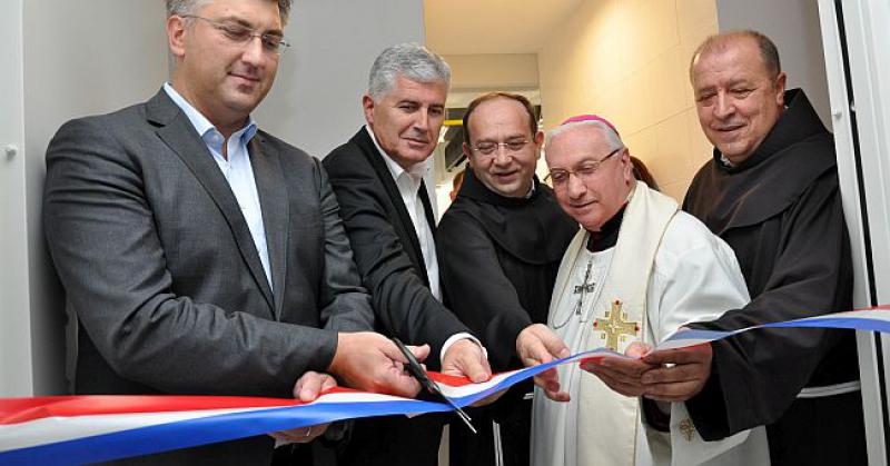 PLENKOVIĆ U MOSTARU Poklonio se čovjeku koji je spasio tisuće i tisuće djece od gladi