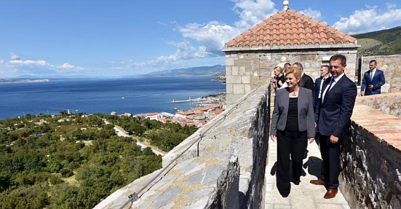 MAJKE SREBRENICE OSUDILE IZJAVE HRVATSKE PREDSJEDNICE 'Smatrale smo vas kraljicom Balkana, grdno smo se prevarile'