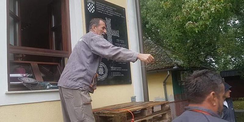 SKINUTA PLOČA HOS-A U JASENOVCU Bit će premještena na novu lokaciju