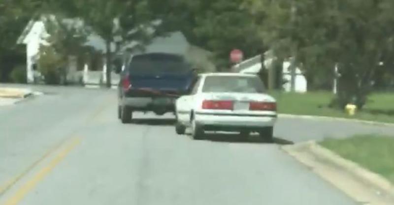 (VIDEO) KAKAV 'GENIJALAC' Pokazao zašto pokvareni automobil koji vučete mora imati vozača