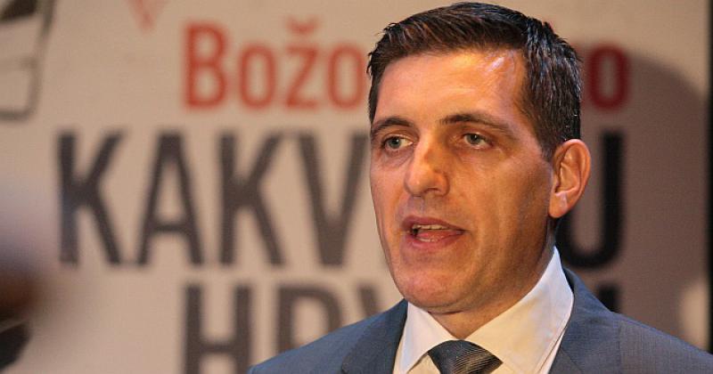 HRVATSKI ZNANSTVENIK PORUČUJE 'Previše je onih u Hrvatskoj koji dižu ruke na domoljubne pjesme i nose krunicu, a najdraži im je vlastiti džep'