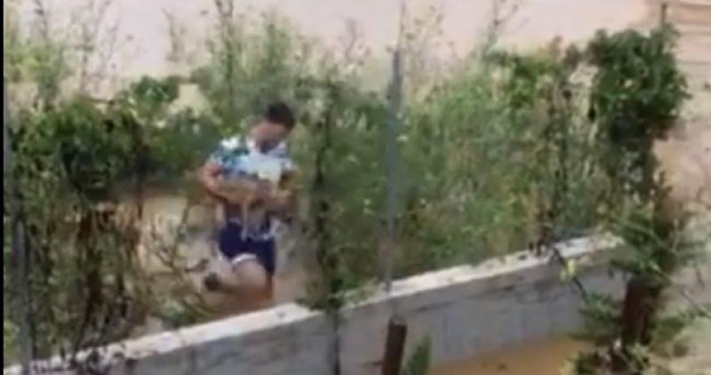 (VIDEO) LJUDINA Spasio psića iz poplave koja je pogodila okolicu Zadra