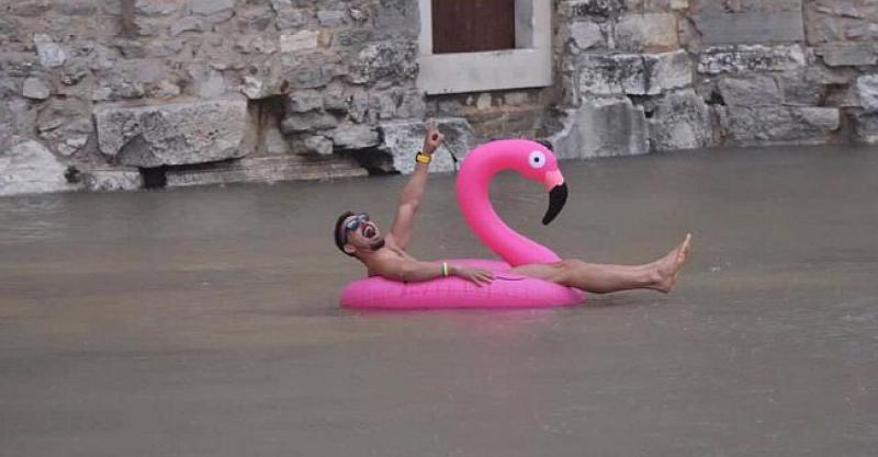 (VIDEO, FOTO) ZADRANI 'ISPRDALI' POPLAVU Na vodenoj bujici su surfali, čitali knjige, 'toćali' noge...