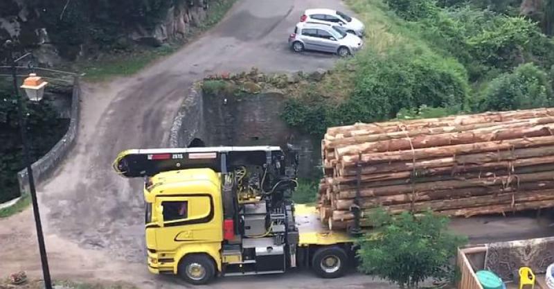 (VIDEO) MA NEMA ŠANSE Da kamiončina prođe preko ovog mostića...ili?