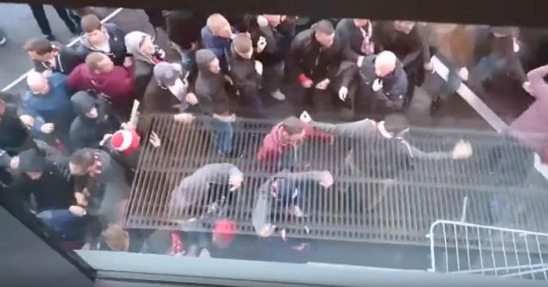 (VIDEO) KAOS U LONDONU Kölnovi huligani se potukli s policijom i zaštitarima, tisuće ih ušlo na stadion bez ulaznice