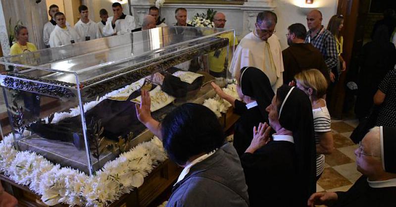 VJERNICI DOČEKALI TIJELO SV. LEOPOLDA BOGDANA MANDIĆA U DUBROVNIKU Danas ide u Split