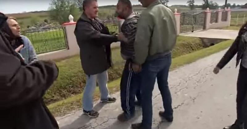 (VIDEO) FIZIČKI NAPAD NA EKIPU 'PROVJERENOG' Divljački gurnuo novinarku u jarak pa nasrnuo na snimatelja