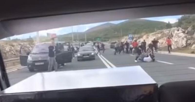 (VIDEO) NEZAPAMĆENO Policija uhitila 108 hrvatskih huligana na autocesti, pogledajte snimke tučnjave