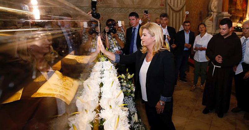 I PREDSJEDNICA DODIRNULA SARKOFAG SV. LEOPOLDA Znate li zašto se to radi?
