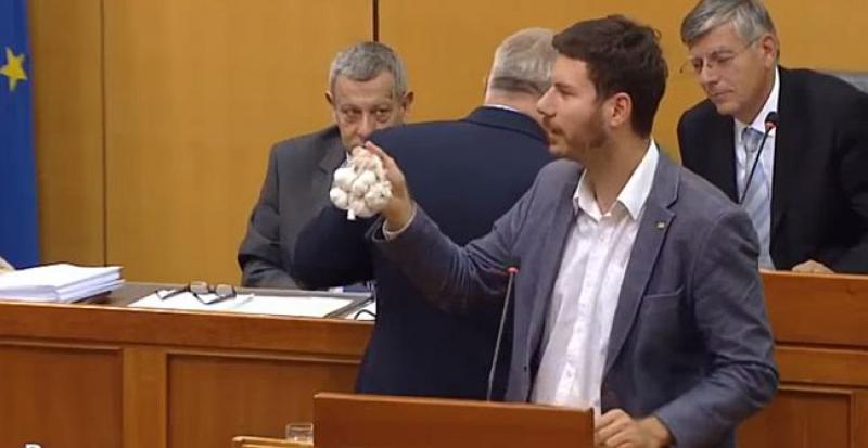 (VIDEO) PERNAR ZA SABORSKOM GOVORNICOM IZVADIO ČEŠNJAK 'Ovo je protiv đavala i protiv krvopija'