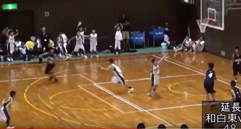 (VIDEO) DA NE POVJERUJEŠ Klinac u zadnjoj sekundi zabio nevjerojatan koš sa svoje polovice