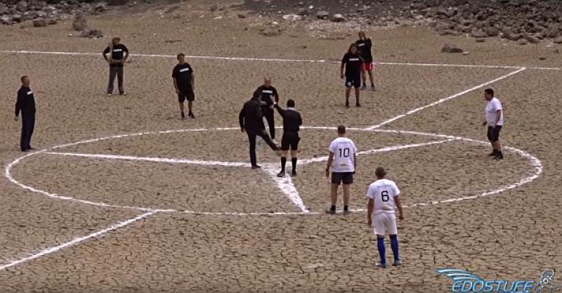 (VIDEO) OVO JOŠ NISTE VIDJELI Imoćani zaigrali nogomet na dnu Modrog jezera (i nacrtali ogroman znak Mercedesa)