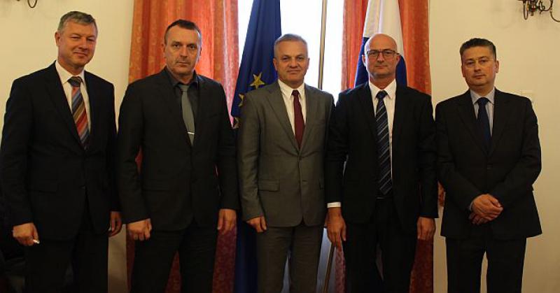 HRVATI JAJCA S MILASOM Gorući problemi nezaposlenost i iseljavanje