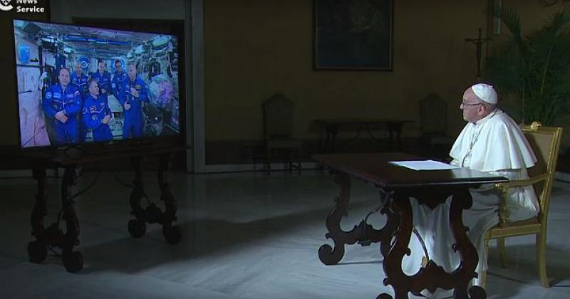 (VIDEO) PAPA 'U SVEMIRU' Razgovarao s astronautima: 'Gledate Zemlju Božjim očima'