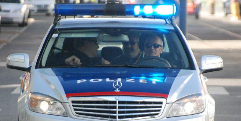 HRVATSKI DRŽAVLJANIN PROTJERAN IZ AUSTRIJE Od policije se pokušao sakriti ispod deke u autu