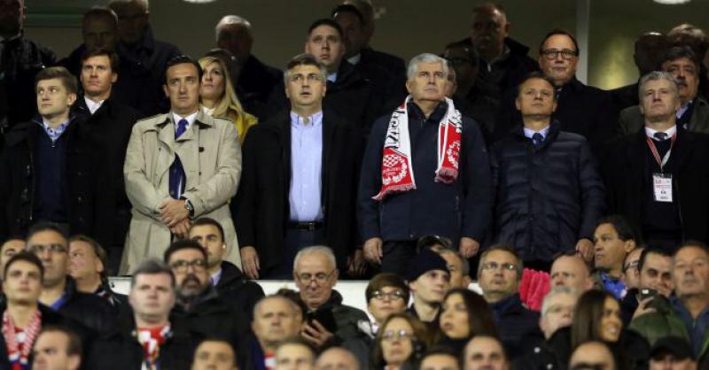 (VIDEO) ZANIMLJIV DETALJ Vidite li čiji šal oko vrata na utakmici Hrvatske i Grčke nosi Dragan Čović?