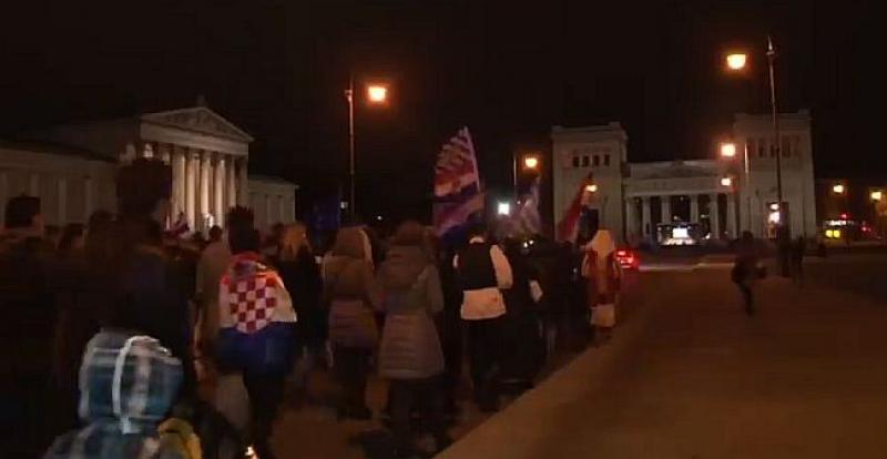 SJEĆANJE NA ŽRTVU VUKOVARA Hrvatski studenti u centru Münchena organiziraju mimohod