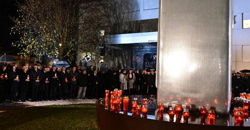 ZAPALJENE SVIJEĆE PRED VUKOVARSKOM BOLNICOM Molitvi se pridružila i predsjednica