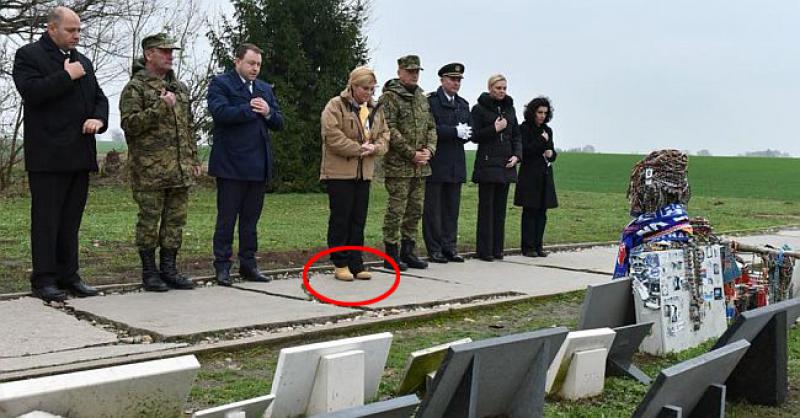 VIDITE LI ŠTO PREDSJEDNICA IMA NA NOGAMA? U njima je hodala u koloni sjećanja, odabir nije slučajan