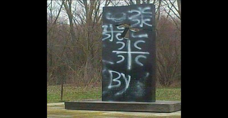 POČINITELJI SE JOŠ UVIJEK TRAŽE Fotografija išaranog spomenika nije od prekjučer, stara je nekoliko godina