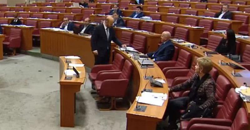 (VIDEO) IGROKAZ U HRVATSKOM SABORU Maras dao Bačiću pet kuna: 'Trebali ste mi dati 10, a ja vama jednu'