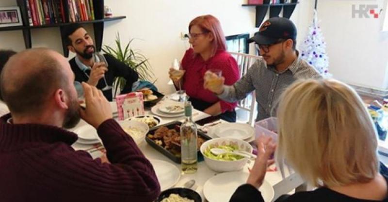 BOŽIĆNI RUČAK S IZBJEGLICOM Isusovci i ove godine organizirali druženje hrvatskih obitelji sa sedamdesetak migranata