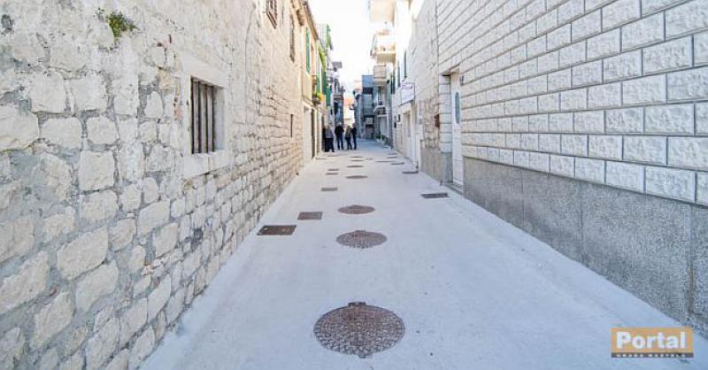 (VIDEO) ZEMLJA TREĆEG SVIJETA? Ne, Turistička ulica u Kaštel Štafiliću –  ima nevjerojatnih 118 šahtova