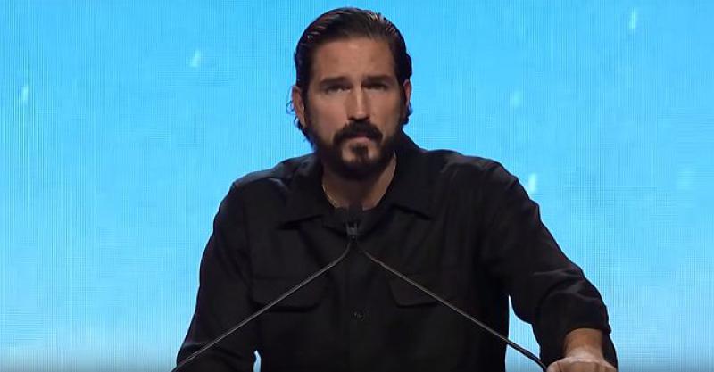 (VIDEO) JIM CAVIEZEL PORUČIO MLADIMA 'Želim da imate hrabrosti da krenete u ovaj poganski svijet i bez srama javno svjedočite svoju vjeru'