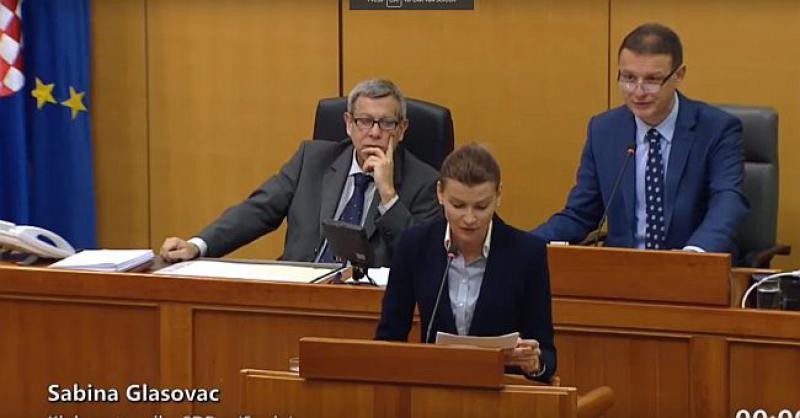 (VIDEO) JANDROKOVIĆ ISKLJUČIO MIRKOFON SDP-OVKI Taman je počela pričati o dvostrukom doktoru znanosti koji odlazi raditi u Njemačku