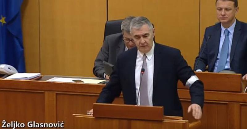 (VIDEO) GLASNOVIĆ ZA GOVORNICOM S BIJELOM TRAKOM OKO RUKE Evo zbog čega ju je stavio
