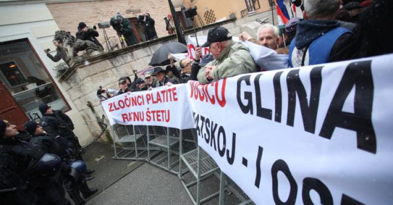 'VUČIĆ SE U GLINI TREBAO ISPRIČATI I SRBIMA I ZA SVE ZLOČINE' Miro Bulj podržao prosvjed