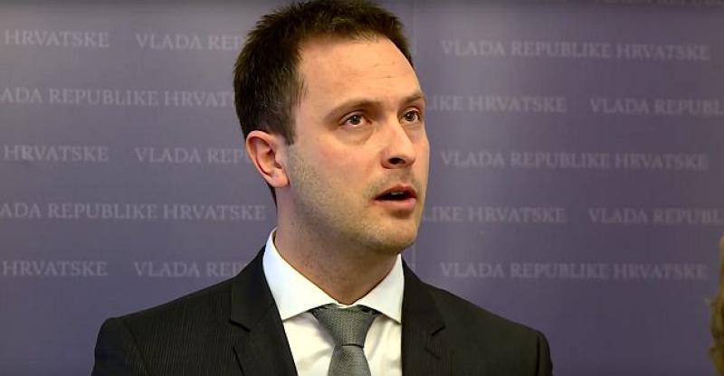 (VIDEO) DRŽAVNI TAJNIK ŠOKIRAO MINISTRICU DEMOGRAFIJE Izašao kraj nje pred novinare i podnio ostavku