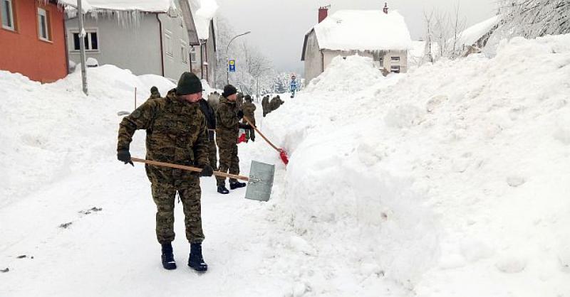 U DELNICAMA I DO TRI METRA SNIJEGA 'Vojska pomaže našem narodu u nevoljama'