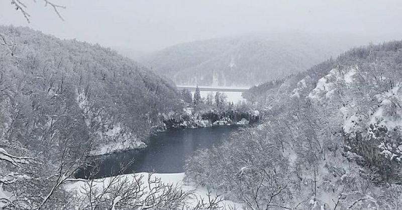 (VIDEO, FOTO) NADNARAVNA LJEPOTA Pogledajte kako Plitvička jezera izgledaju okovana snijegom i ledom