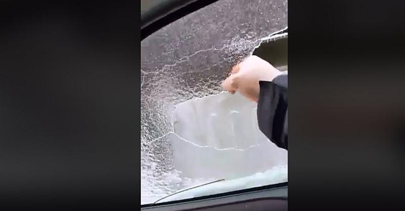 (VIDEO) LEDENA KIŠA OKOVALA AUTO Pogledajte što se dogodilo kad je vozač u Gospiću spustio prozor