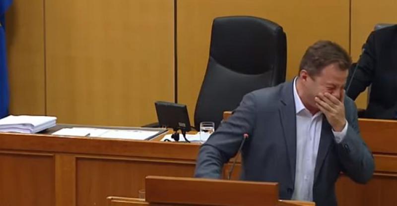 (VIDEO) SMIJEŠNA STRANA SABORA Panenić govorio o bananama i umro od smijeha